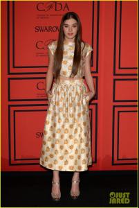 hailee-steinfeld-douglas-booth-cfda-fashion-awards-2013-07.jpg