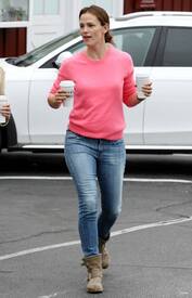June92013-007Jennifer goes for coffee at the Brentwood Country Mart - June 9 2013.jpg