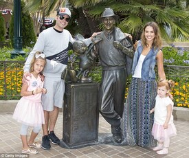 Jessica-Alba-at-Disneyland.H5E2m2Mq4kH-GJdiCH.jpg