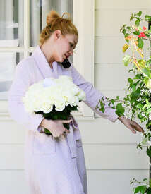 Iggy-Azalea-at-her-home-in-LA--06.jpg