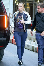 Iggy-Azalea-in-Skinny-Jeans--03.jpg