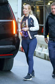 Iggy-Azalea-in-Skinny-Jeans--13.jpg