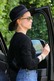 Amber-Heard-in-jeans--01.jpg