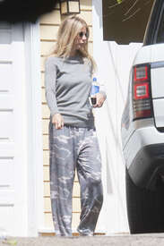 Gwyneth-Paltrow-wearing-pyjamas--07.jpg