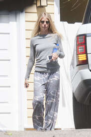 Gwyneth-Paltrow-wearing-pyjamas--02.jpg