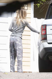 Gwyneth-Paltrow-wearing-pyjamas--01.jpg