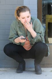 abigail-breslin-enjoys-a-cigarette-in-west-hollywood-6-25-2016-6.jpg