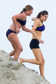 alexandra-daddario-on-the-set-of-baywatch-in-georgia-04-20-2016_3.jpg