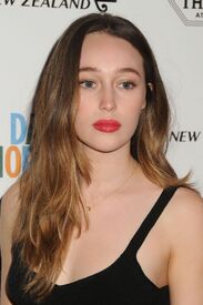 alycia-debnam-carey-at-the-dark-horse-premiere-in-los-angeles-03-30-2016_2.jpg