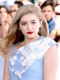 Willow-Shields--2015-MTV-Movie-Awards--07.jpg