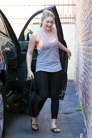 willow-shields-arrives-at-dwts-rehearsal-studio-in-hollywood-04-17-2015_3.jpg