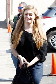willow-shield-at-dancing-with-the-star-rehearsal-in-hollywood-04-18-2015_7.jpg