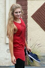 willow-shields-at-dwts-rehearsal-studio-in-hollywood-04-23-2015_4.jpg