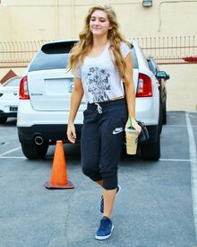 willow-shields-dwts-rehearsal-studio-in-hollywood-april-2015_11.jpg