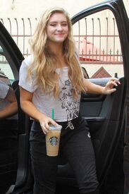 willow-shields-dwts-rehearsal-studio-in-hollywood-april-2015_2.jpg