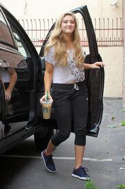 willow-shields-dwts-rehearsal-studio-in-hollywood-april-2015_3.jpg