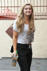 willow-shields-dwts-rehearsal-studio-in-hollywood-april-2015_5.jpg