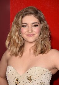 willow-shields-at-the-hunger-games-mockingjay-part-2-premiere-in-los-angeles-11-16-2015_5.jpg