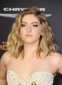 willow-shields-at-the-hunger-games-mockingjay-part-2-premiere-in-los-angeles-11-16-2015_6.jpg