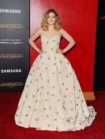 willow-shields-at-the-hunger-games-mockingjay-part-2-premiere-in-los-angeles-11-16-2015_7.jpg