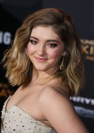 willow-shields-at-the-hunger-games-mockingjay-part-2-premiere-in-los-angeles-11-16-2015_9.jpg