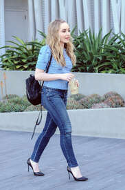 Sabrina-Carpenter--Arriving-at-the-Facebook-building--02.jpg