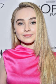 Sabrina-Carpenter--Vanity-Fair-LOreal-Paris-and-Hailee-Steinfeld-host-DJ-Night--01.jpg