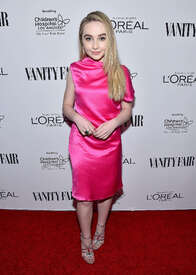 Sabrina-Carpenter--Vanity-Fair-LOreal-Paris-and-Hailee-Steinfeld-host-DJ-Night--11.jpg