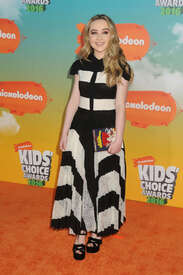 Sabrina-Carpenter--2016-Nickelodeon-Kids-Choice-Awards--02.jpg