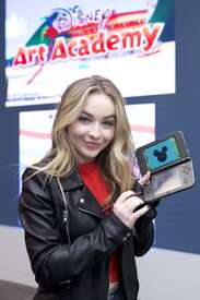 Sabrina-Carpenter--Disney-Art-Academy-Event--06.jpg