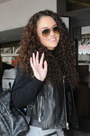 madison-pettis-arrives-at-los-angeles-international-airport-01-30-2016_15.jpg