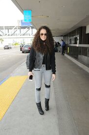 madison-pettis-arrives-at-los-angeles-international-airport-01-30-2016_7.jpg