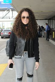 madison-pettis-arrives-at-los-angeles-international-airport-01-30-2016_8.jpg