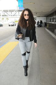 madison-pettis-arrives-at-los-angeles-international-airport-01-30-2016_9.jpg