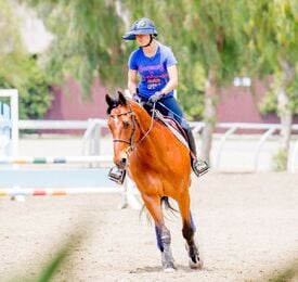 kaley-cuoco-at-horseback-riding-in-los-angeles-05-13-2016_10.jpg