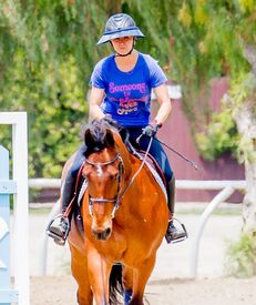 kaley-cuoco-at-horseback-riding-in-los-angeles-05-13-2016_9.jpg