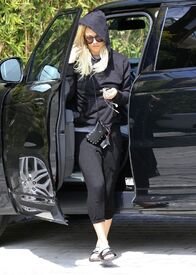 kkaley-cuoco-out-in-los-angeles-05-15-2016_2.jpg