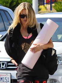 kaley-cuoco-at-a-yoga-class-in-sherman-oaks-5-16-2016-2.jpg