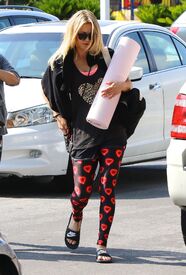 kaley-cuoco-at-a-yoga-class-in-sherman-oaks-5-16-2016-3.jpg