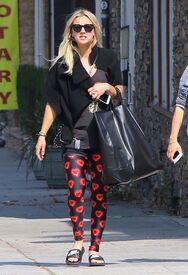 kaley-cuoco-at-a-yoga-class-in-sherman-oaks-5-16-2016-4.jpg