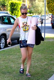 kaley-cuoco-at-a-yoga-class-in-sherman-oaks-5-16-2016-10.jpg