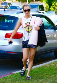 kaley-cuoco-at-a-yoga-class-in-sherman-oaks-5-16-2016-9.jpg