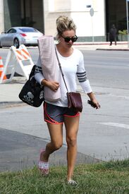 kaley-cuoco-heading-to-yoga-class-in-los-angeles-05-23-2016_11.jpg