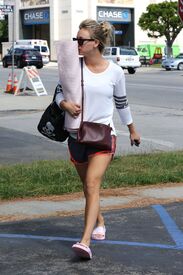 kaley-cuoco-heading-to-yoga-class-in-los-angeles-05-23-2016_12.jpg