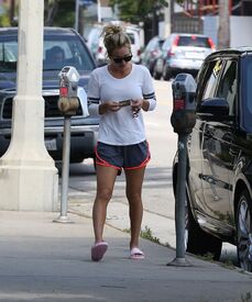 kaley-cuoco-heading-to-yoga-class-in-los-angeles-05-23-2016_15.jpg