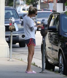 kaley-cuoco-heading-to-yoga-class-in-los-angeles-05-23-2016_16.jpg