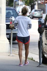 kaley-cuoco-heading-to-yoga-class-in-los-angeles-05-23-2016_17.jpg