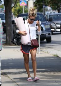 kaley-cuoco-heading-to-yoga-class-in-los-angeles-05-23-2016_18.jpg