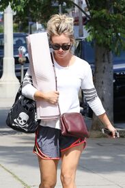 kaley-cuoco-heading-to-yoga-class-in-los-angeles-05-23-2016_2.jpg