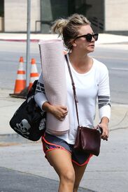 kaley-cuoco-heading-to-yoga-class-in-los-angeles-05-23-2016_3.jpg